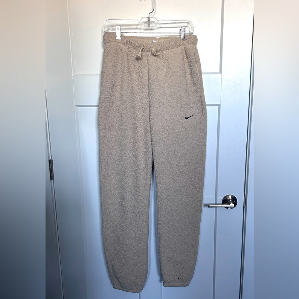 Comfy and warm Nike Therma-fit joggers, size small.